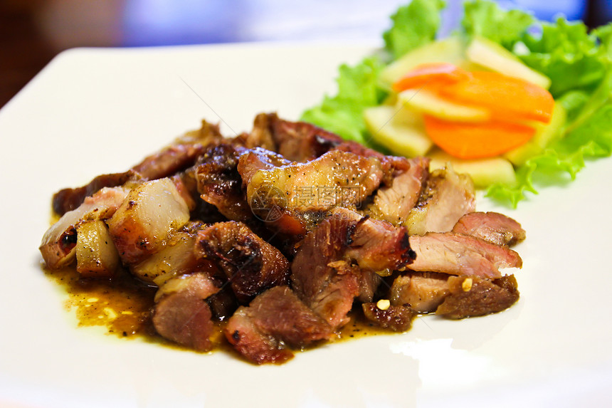 特写新鲜的炸猪肉 泰国食品图片