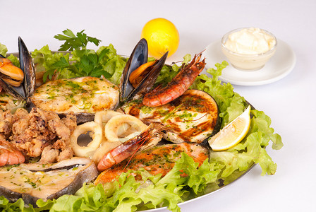 帕里利亚达鱿鱼圈服务美食贝类乌贼午餐对虾高清图片