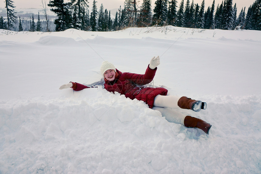女孩在冬天躺在雪库里图片