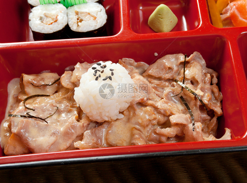日本本托午餐寿司猪肉宏观牛肉蔬菜美食胡椒辣椒盘子烹饪图片