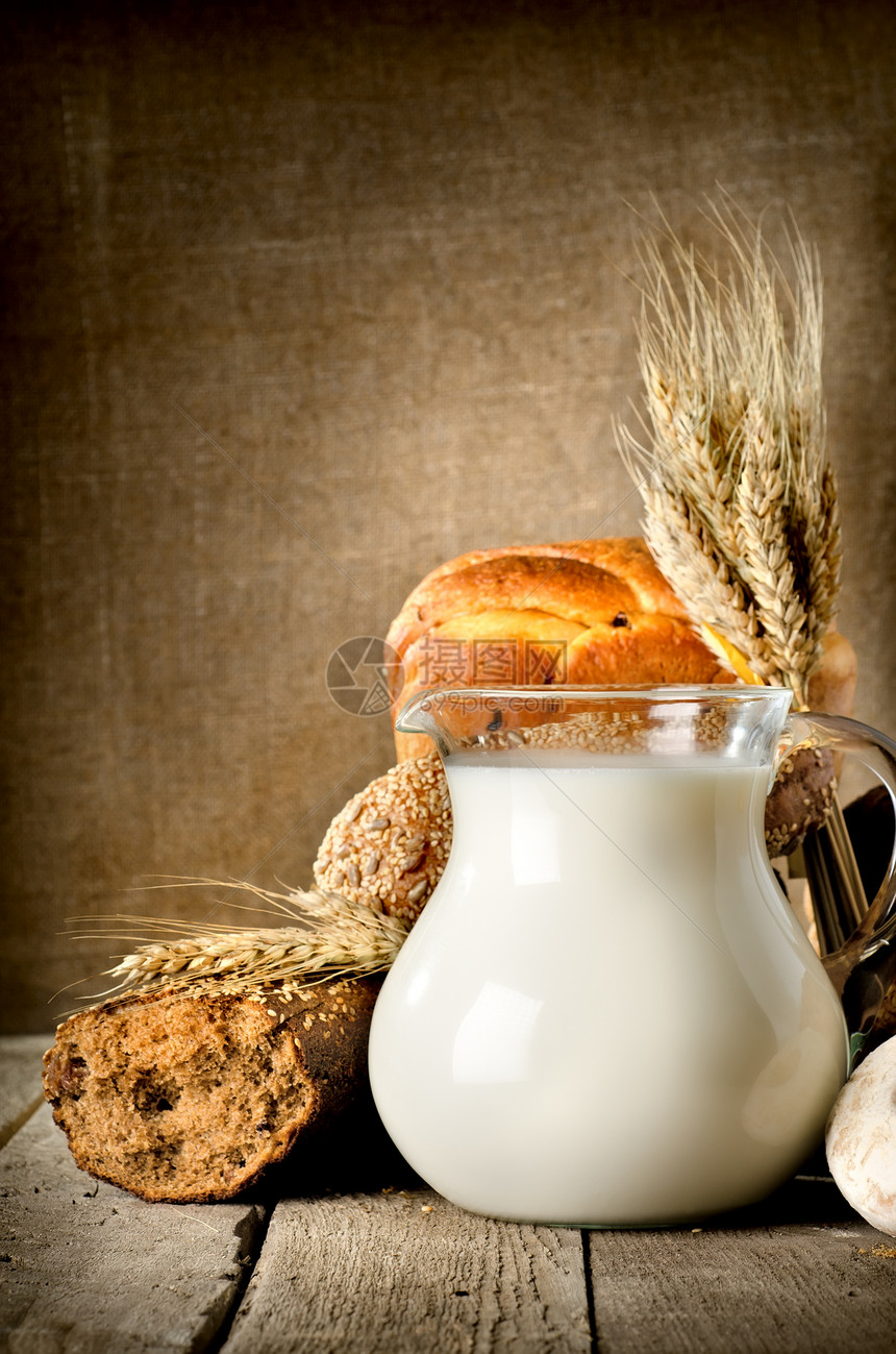 牛奶和面包面包织物包子玻璃早餐摄影设备种子饮食静物图片