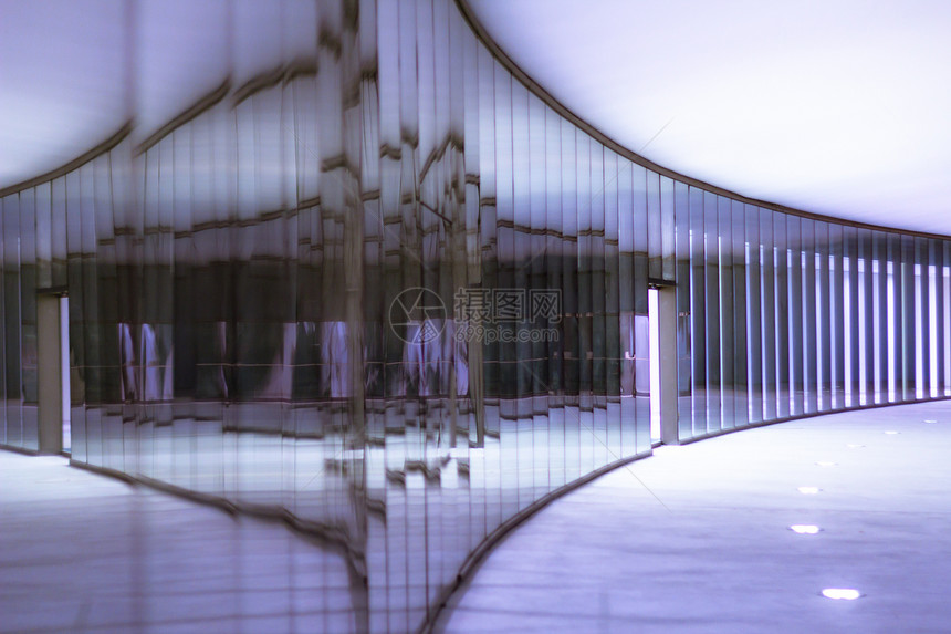 螺旋玻璃现代建筑及其反射图片