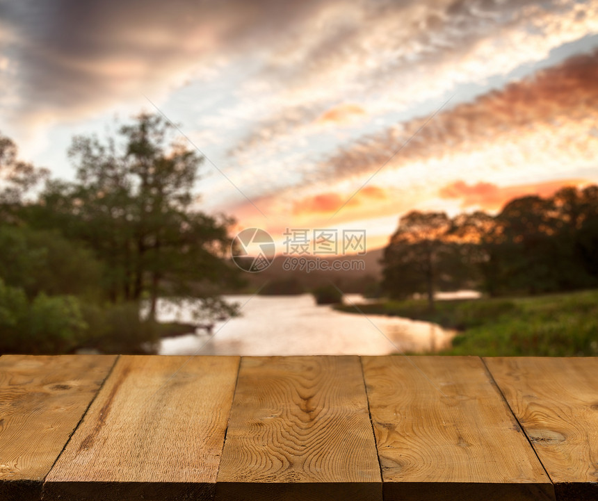 旧木板或湖边步行道日落码头山脉甲板湖区丘陵晴天反射风景绿色图片