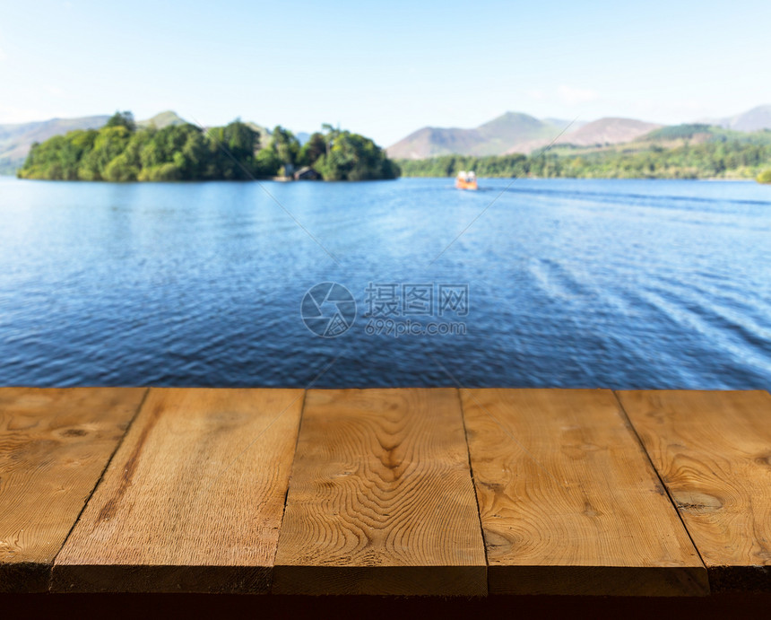 旧木板或湖边步行道长椅甲板码头山脉人行道乡村英语桌子反射绿色图片