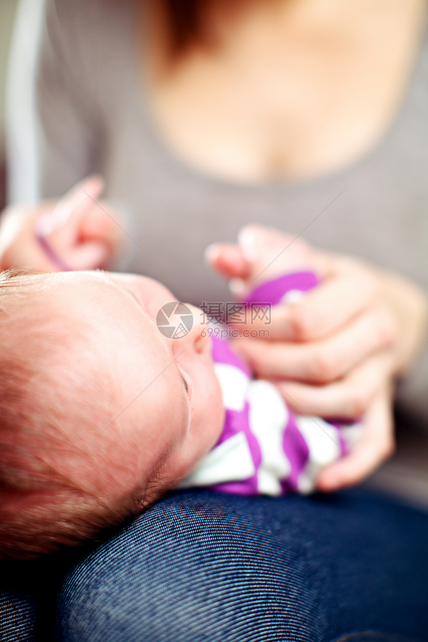 年轻母亲与婴儿玩耍图片