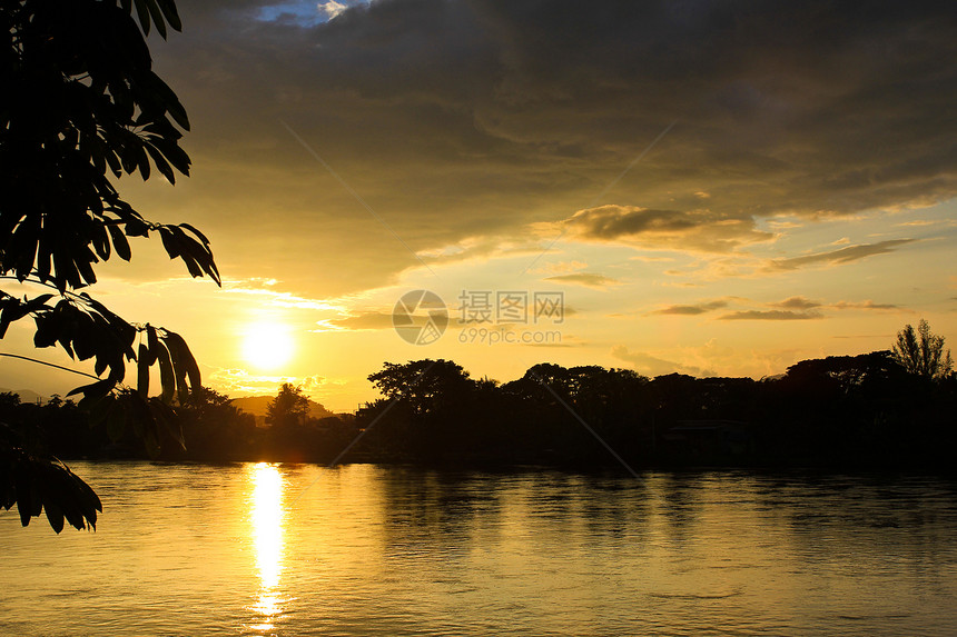 河上日落太阳鸭子城市建筑场景芦苇公园反射海洋蓝色图片
