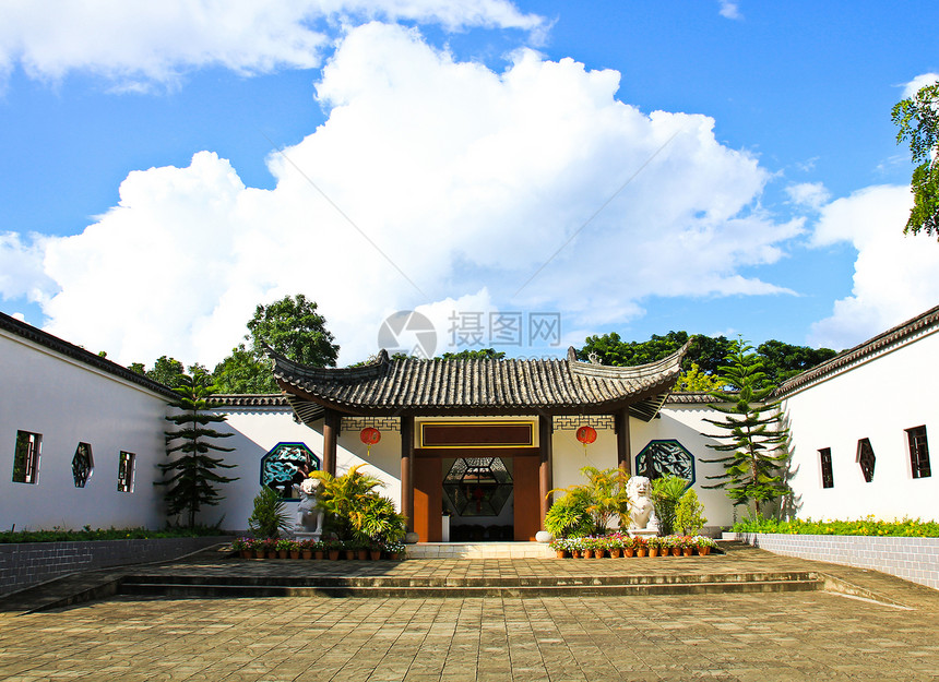 中国佛教寺庙 位于大学 Chiangrai宝塔文化天气旅行天空建筑学宗教房子蓝色上帝图片