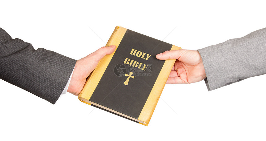 身穿商服的男人和女人 拿着一本圣圣经精神牧师女子国王女性宗教原则商业学习仪式图片