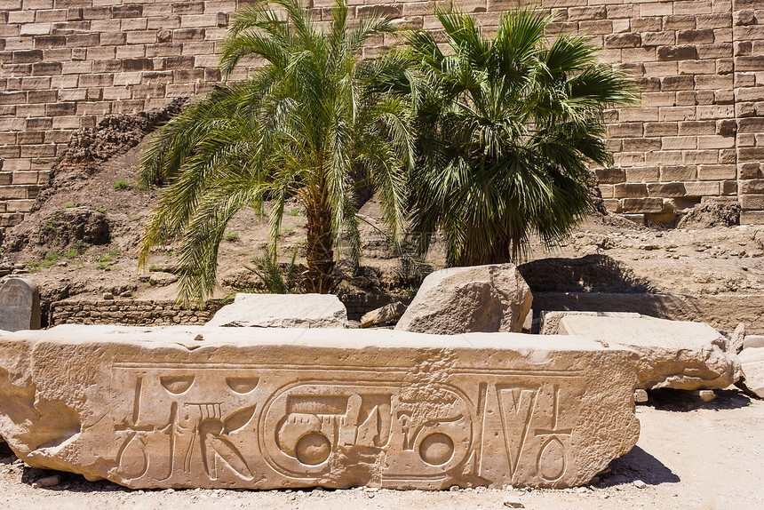 埃及卡纳克寺庙古老废墟法老柱子上帝艺术建筑学国王石头雕塑纪念馆文明图片