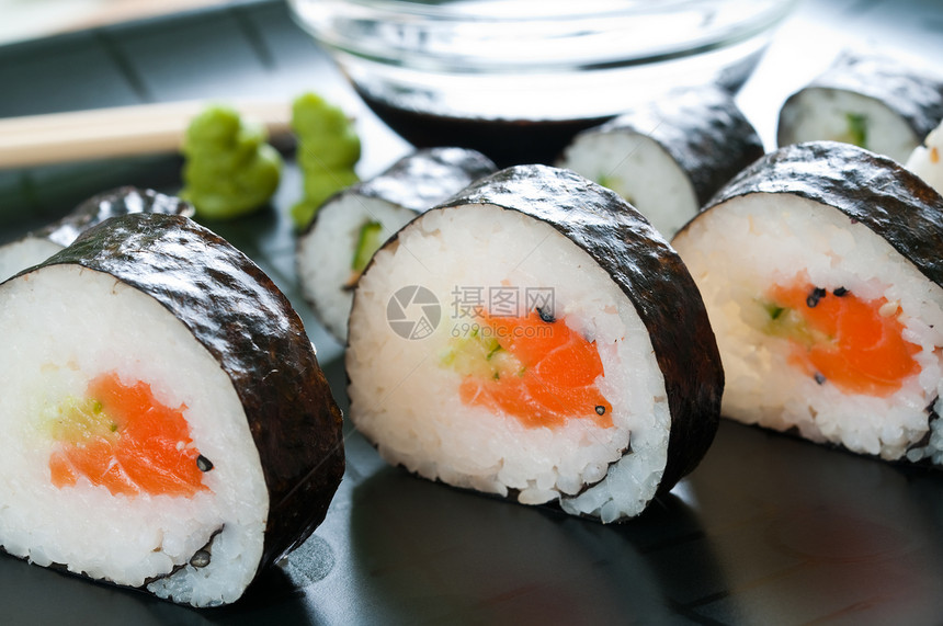 日本寿司酱油筷子黑色美食选择性小吃午餐盘子焦点白色图片