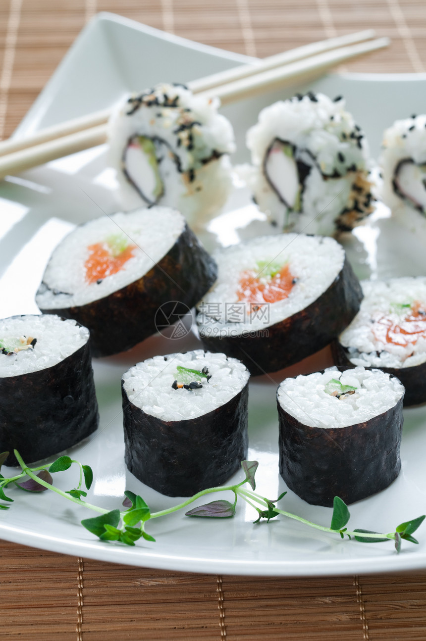 日本寿司盘子选择性小吃焦点百里香美食海鲜黑色草本植物午餐图片