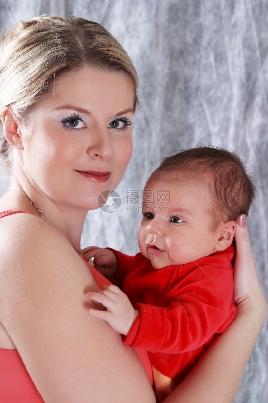 母亲与新生儿一起出生孩子宝贝护士母性女性家庭女士妈妈房间婴儿图片