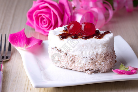 玫瑰花瓣蛋糕甜的下午高清图片