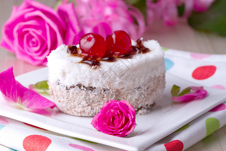 椰子糕配樱桃的喜庆蛋糕糖艺糖浆奢华花瓣椰子美食甜点磨砂花束玫瑰背景