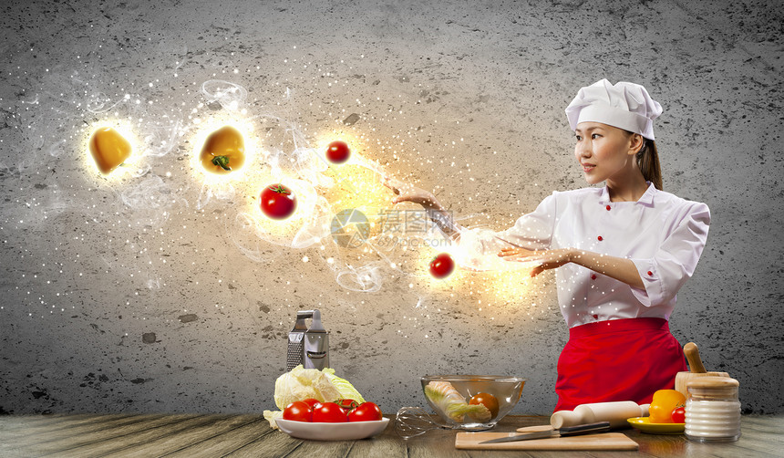 亚洲女性用魔法烹饪魅力成人沙拉帽子饮食食物蔬菜胡椒女孩面粉图片