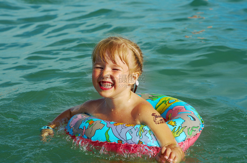 沙滩上的女孩蓝色喜悦美丽童年假期季节海浪孩子晴天海洋图片