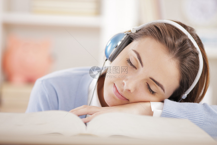 太多家庭作业家庭作业学生眼睛女性耳机水平教育音乐睡眠女子图片