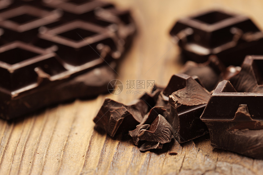 木头背景的黑巧克力片块饮料可可巧克力食物水平甜食图片