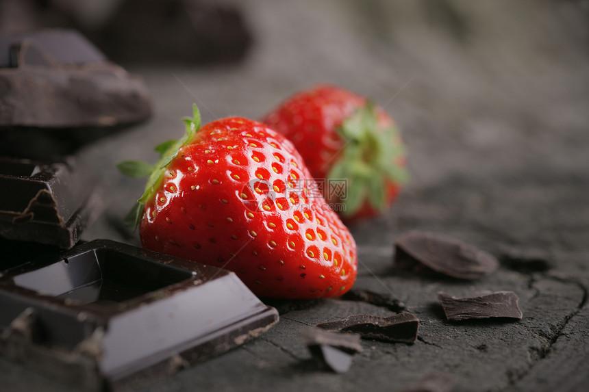 新鲜草莓和巧克力食物木头饮料红色水平甜点水果图片