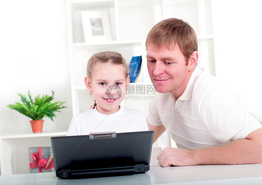 为笔记本电脑携手合作房间技术男人快乐互联网孩子父母男性微笑网络图片