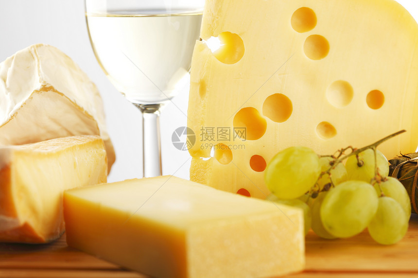 干酪和葡萄宴会午餐盘子木头饼干立方体产品水果玻璃牛奶图片