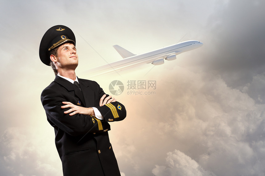 男性飞行员形象航班相机男人旅游职业成人商业天空航空蓝色图片