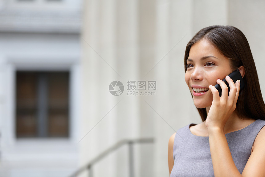 女商业女律师在使用智能电话说话图片