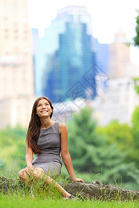 在纽约的亚洲青年商业女青年摩天大楼高清图片素材
