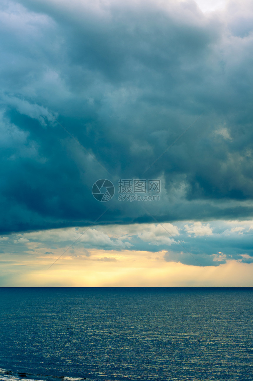 笼罩在海面的黑云地平线天空风暴支撑环境天气海啸空气海洋天堂图片
