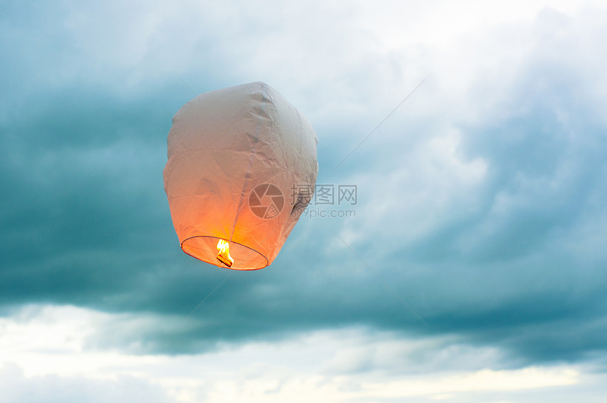 热空气气气球飞艇飞机蓝色乐趣运输闲暇漂浮天空橙子空气图片