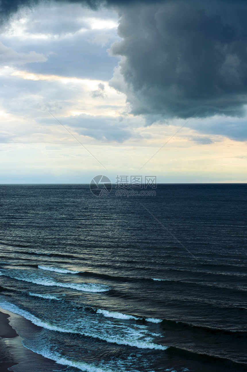 笼罩在海面的黑云海浪波浪天堂海滩气象戏剧性空气支撑风暴海啸图片