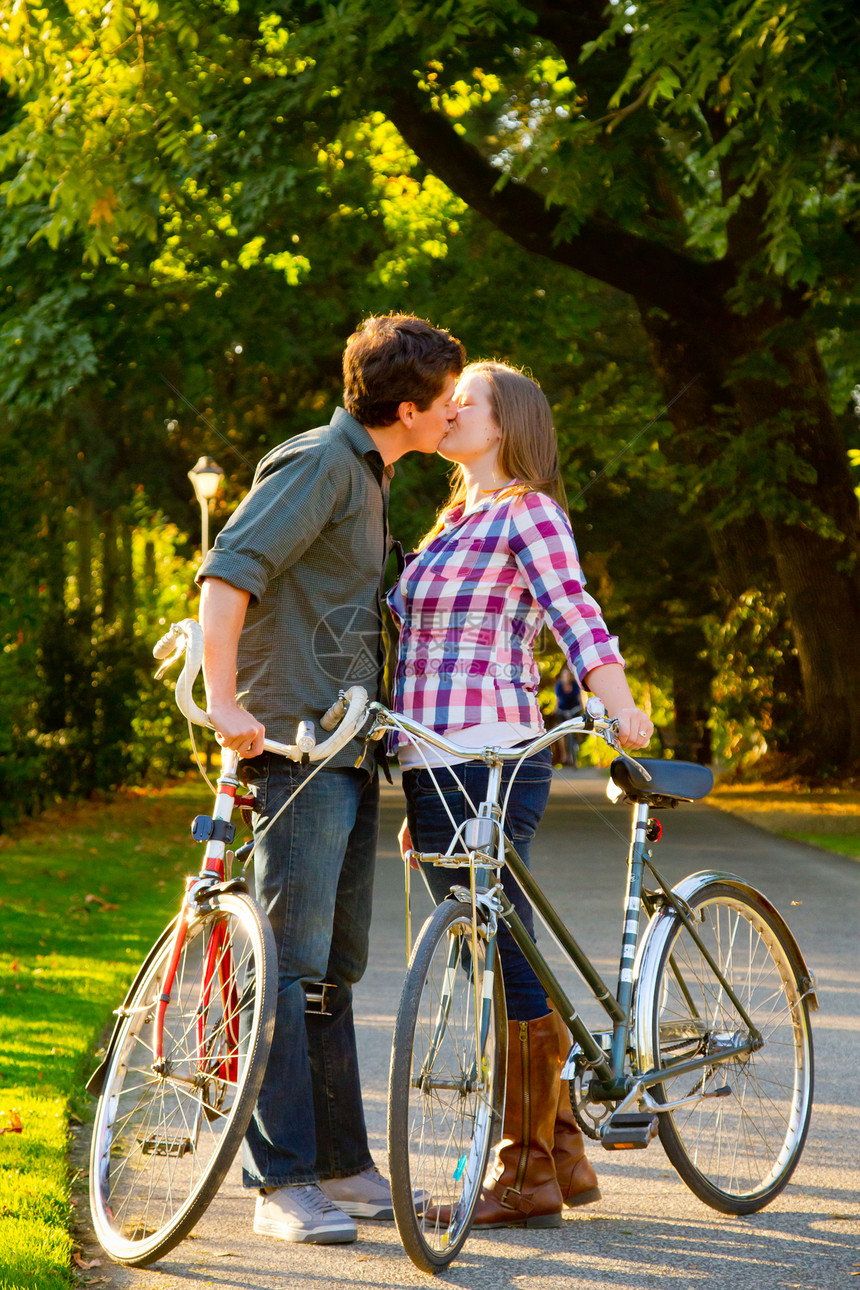 有自行车的夫妇小路男人婚姻踪迹家庭自行车道夫妻女士图片