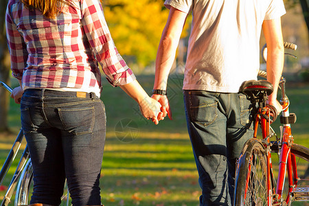 夫妇握手夫妻家庭水平自行车背景图片