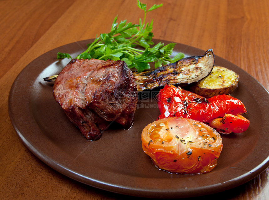 白盘上加蔬菜的牛肉浆桌子真空熟食自助餐奶牛美食饮食午餐厨师茄子图片