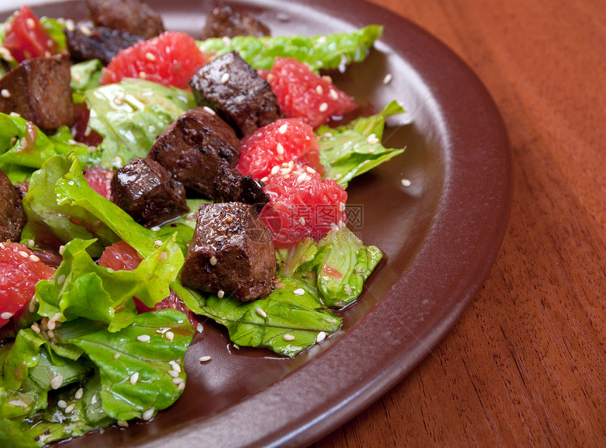 肉沙拉加蔬菜和芝麻饮食烹饪盘子午餐美食牛肉食物绿色红色小吃图片