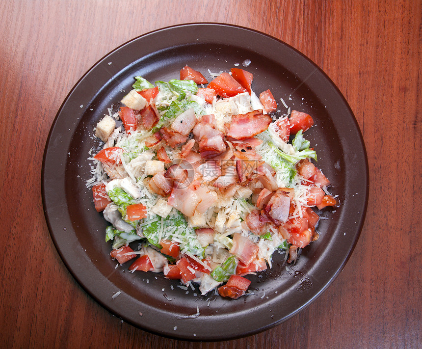 沙拉加培根和蔬菜树叶食物饮食盘子熏肉午餐绿色餐厅红色小吃图片