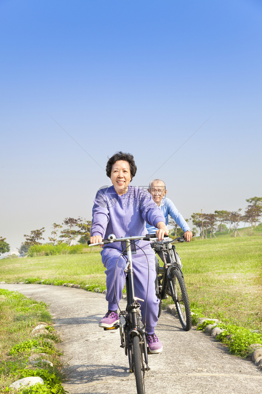 在公园里骑车的两对夫妇祖母天空夫妻男性娱乐男人乐趣农村祖父女性图片