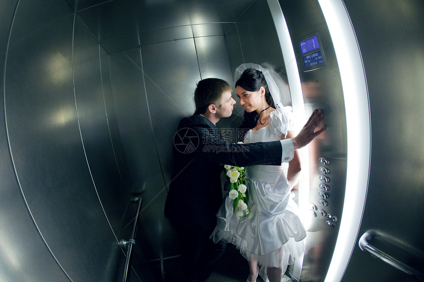 在电梯中的一对夫妇图片