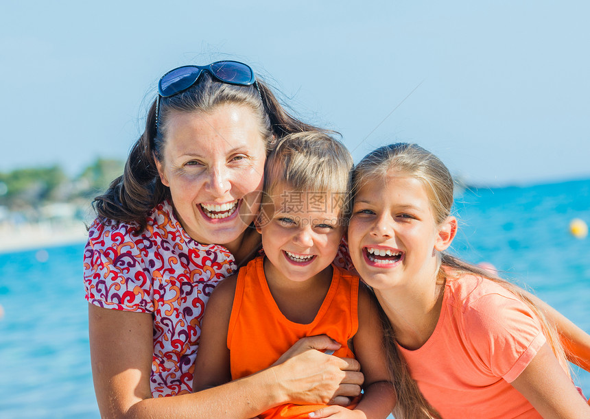 海滩上幸福的一家人的照片孩子姐姐季节假期母亲旅行兄弟姐妹男生男人女性图片