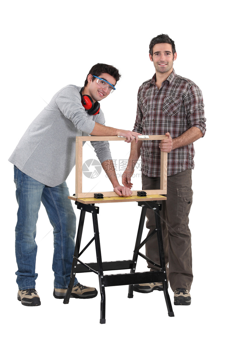 父亲和儿子在木工项目中工作图片