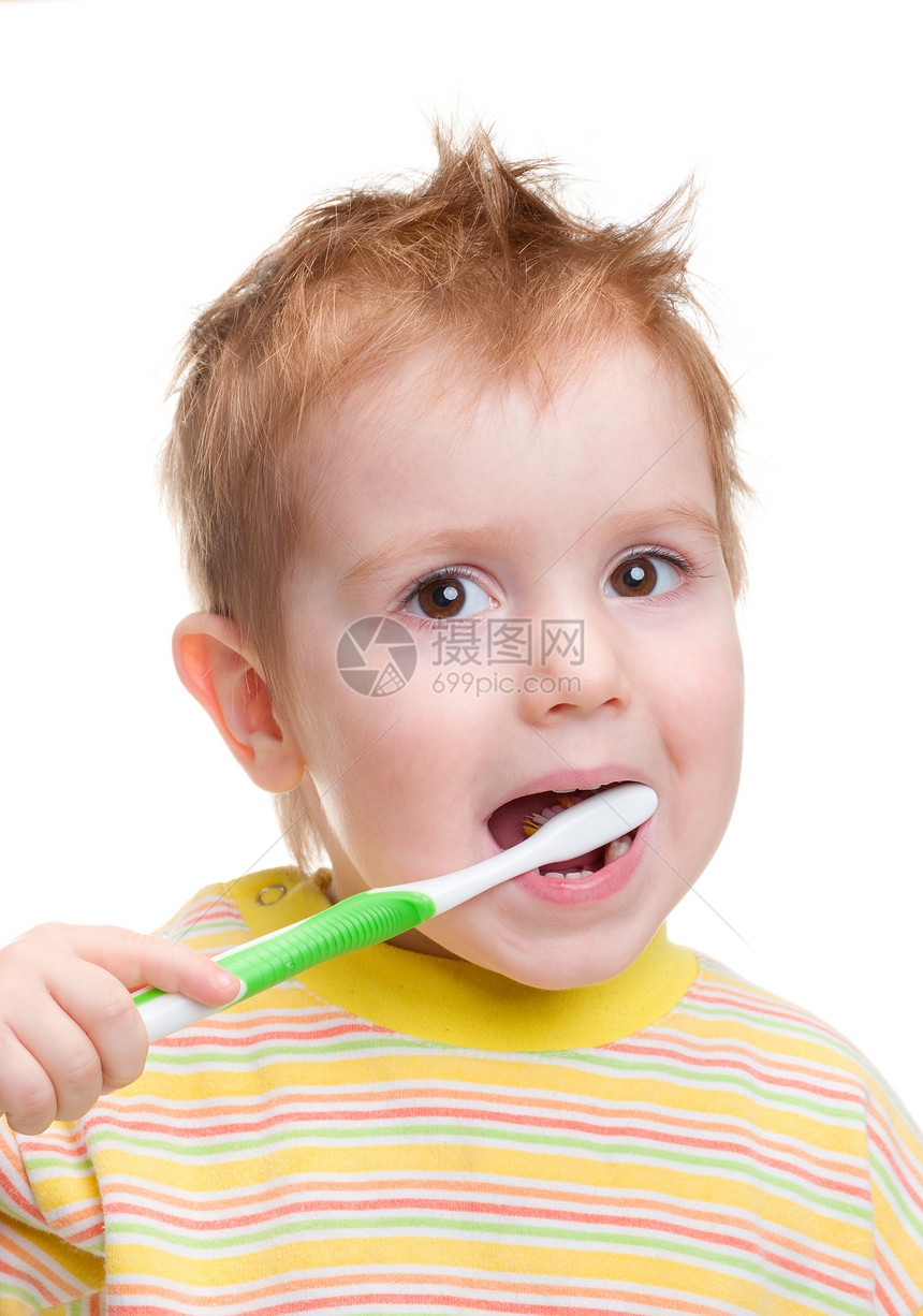 微笑的男孩打扫一个孤立的牙齿白色牙膏乐趣孩子卫生牙科享受眼睛笑脸药品图片