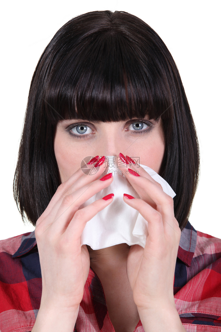女人吹她的鼻子药品卫生细菌干草喷嚏治疗流感保健过敏感染图片