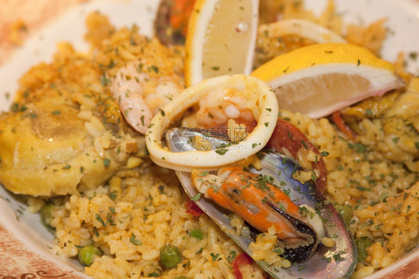 辣椒盘子海鲜饭红色贝类海鲜食物黄色香肠米饭绿色图片