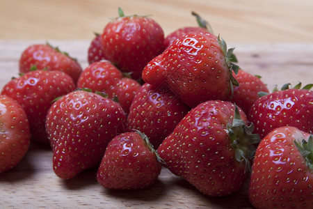 草莓甜点水果红色绿色食物背景图片