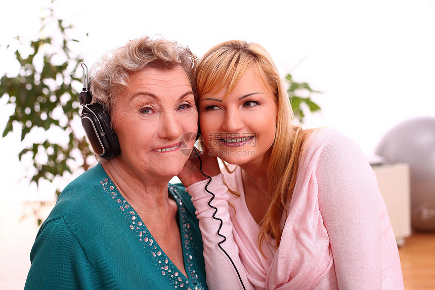 与孙女一起快乐的老年妇女女孩祖母白色享受家庭女儿微笑头发音乐乐趣图片