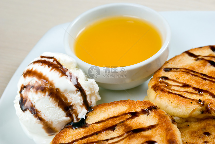 煎饼加冰淇淋和蜂蜜粮食肥胖糖类平底锅早餐蛋糕黄油食物糖浆饼子图片