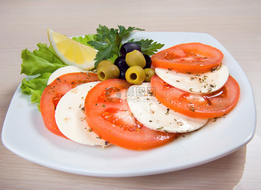 调制马扎罗拉和西红柿烹饪美食蔬菜绿色食物盘子柠檬红色餐厅厨房图片