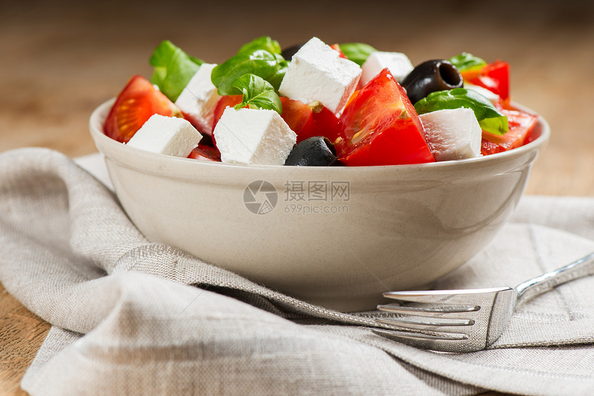 餐巾纸碗中的希腊沙拉图片