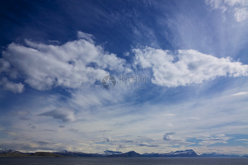 挪威海岸航行岛屿山脉岩石晴天天空海岸线风景海洋灯塔图片