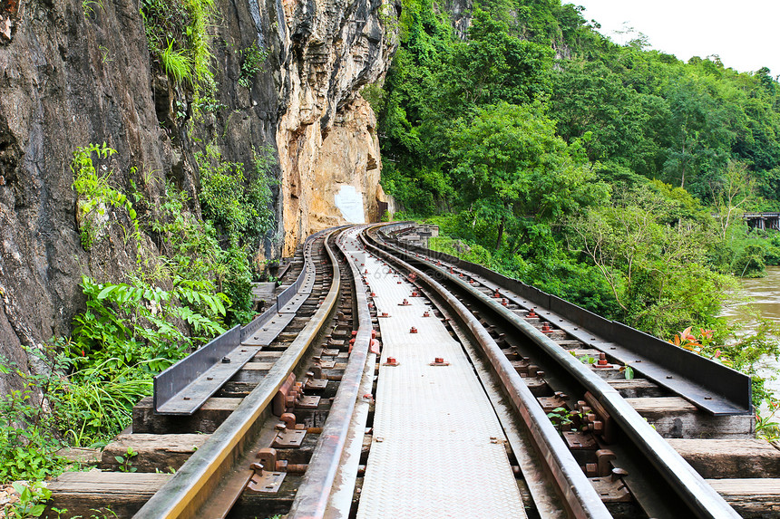 悬崖旁的死铁路 泰国高井河沿岸车站公园运输爬坡森林岩石旅行旅游天空铁路图片
